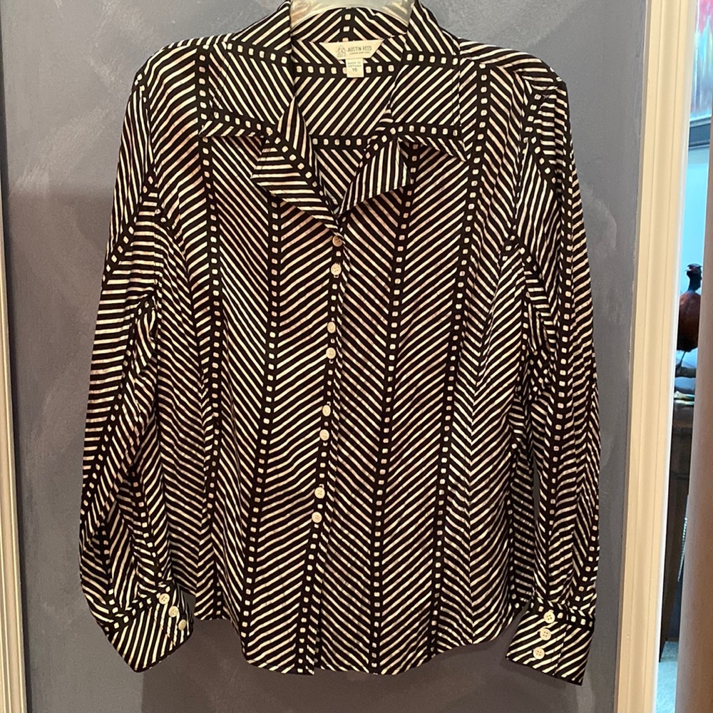 Austin Reed Black and Silver Patterned Button Down Blouse - Size 16